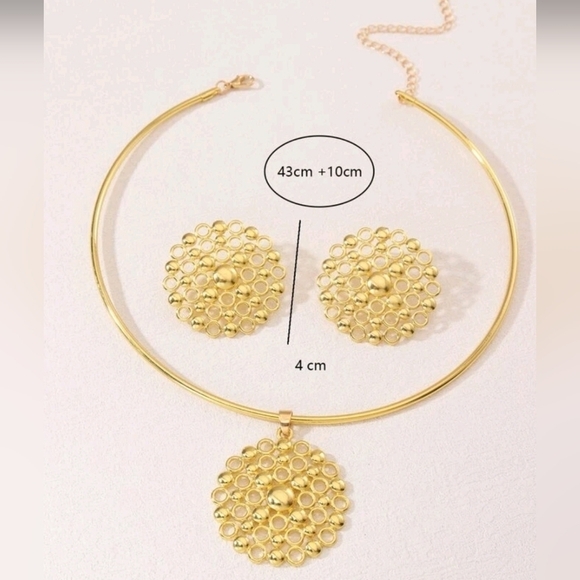Set of Gold tone Hollow Out Round Charm beaded pendant Necklace &‎ Stud Earrings - Picture 3 of 4